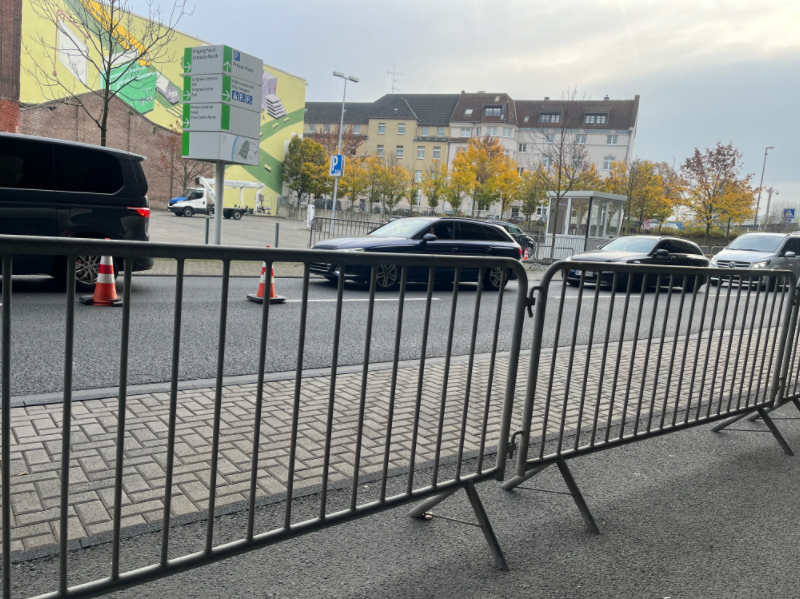 Crowd control barricade